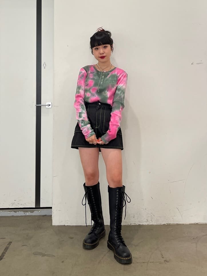 ピンク系のTシャツ/カットソー、ピンク系のTシャツ/カットソー、ブラック系のスカートを着用したレディースの秋コーディネートの2枚目の写真