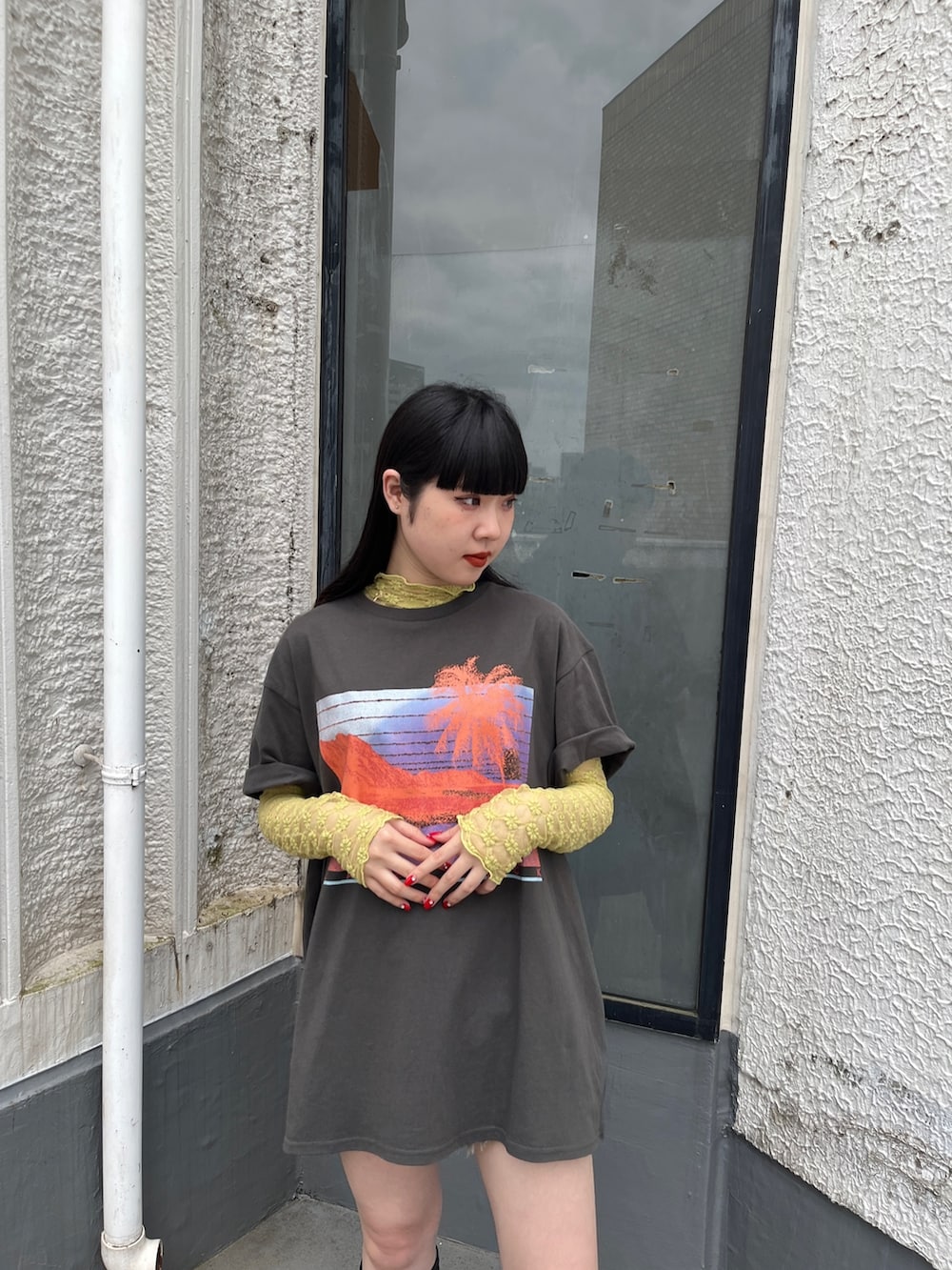 ブラック系のブーツ、イエロー系のTシャツ/カットソー、ブラック系のTシャツ/カットソーを着用したレディースの夏コーディネートの6枚目の写真