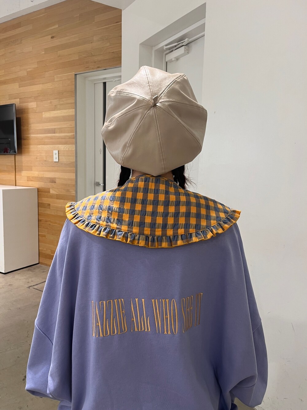 ブラック系のブーツ、パープル系のスウェット、ホワイト系のハンチング/ベレー帽を着用したレディースの秋コーディネートの7枚目の写真