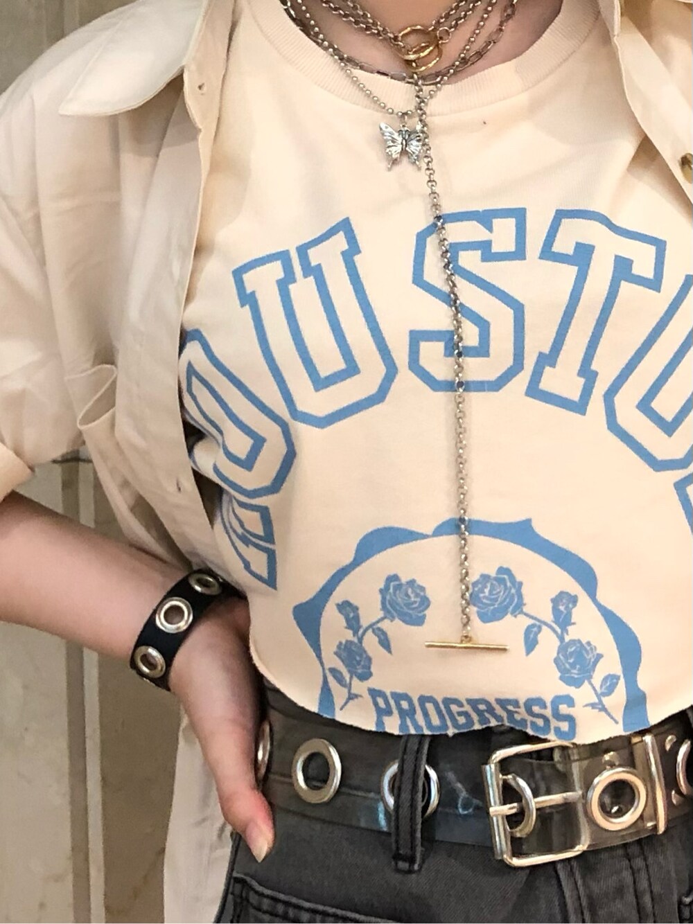 ホワイト系のワンピースを着用したレディースの夏コーディネートの5枚目の写真