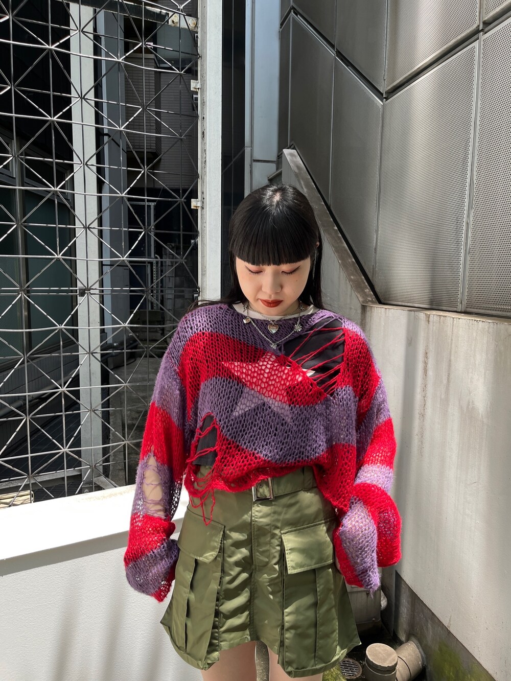 ブラック系のTシャツ/カットソー、ピンク系のその他パンツ、パープル系のニット/セーターを着用したレディースの夏コーディネートの5枚目の写真