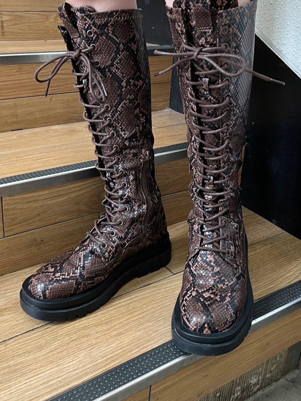 ブラック系のブーツ、ホワイト系のシャツ/ブラウス、ブラック系のデニムパンツを着用したレディースの冬コーディネートの8枚目の写真