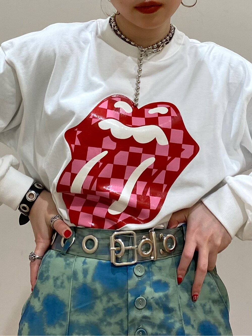 ホワイト系のバックパック/リュック、ホワイト系のTシャツ/カットソーを着用したレディースの春コーディネートの3枚目の写真