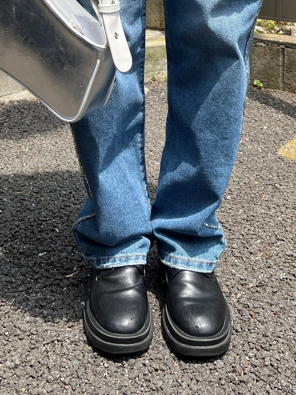 ホワイト系のTシャツ/カットソー、シルバー系のハンドバッグ、ホワイト系のシャツ/ブラウスを着用したレディースの春コーディネートの6枚目の写真