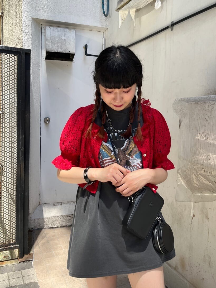 ブラック系のブーツ、ブラック系のデニムパンツ、レッド系のシャツ/ブラウスを着用したレディースの夏コーディネートの4枚目の写真