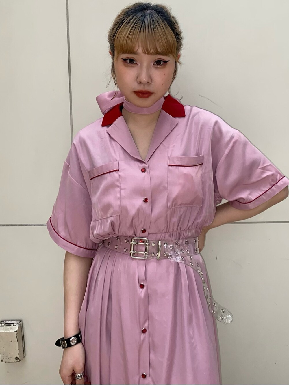 ピンク系のワンピースを着用したレディースの春コーディネートの3枚目の写真