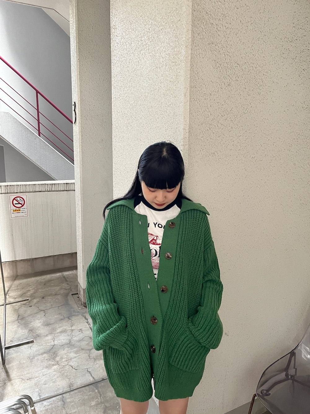 グリーン系のカーディガン/ボレロ、ホワイト系のTシャツ/カットソーを着用したレディースの秋コーディネートの3枚目の写真