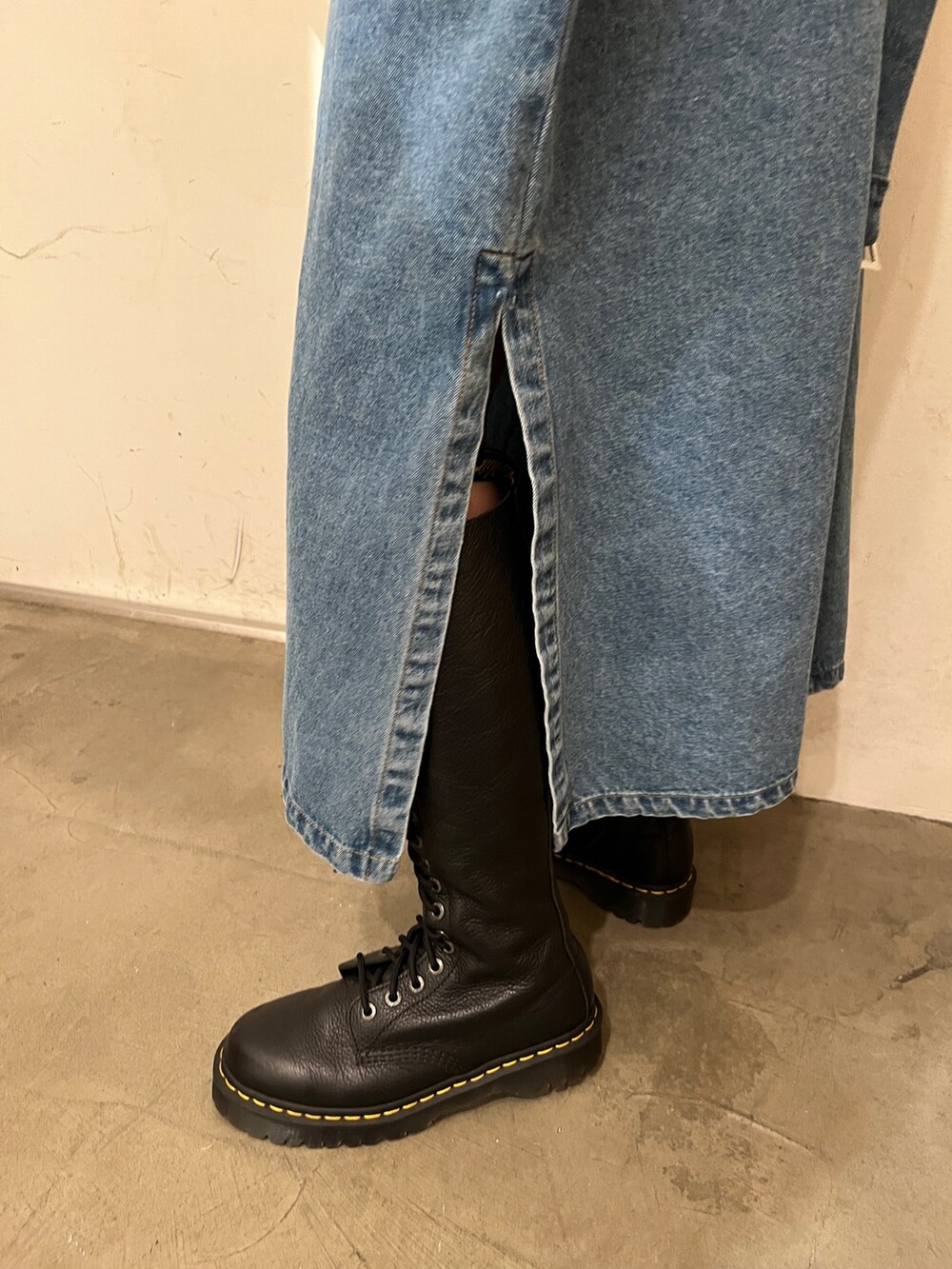 レッド系のその他パンツ、ブラック系のTシャツ/カットソー、ブルー系のトレンチコートを着用したレディースの冬コーディネートの7枚目の写真