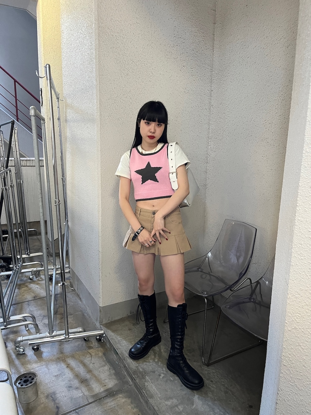 ブラック系のデニムパンツ、ブルー系のハンドバッグ、ホワイト系のTシャツ/カットソーを着用したレディースの春コーディネートの2枚目の写真