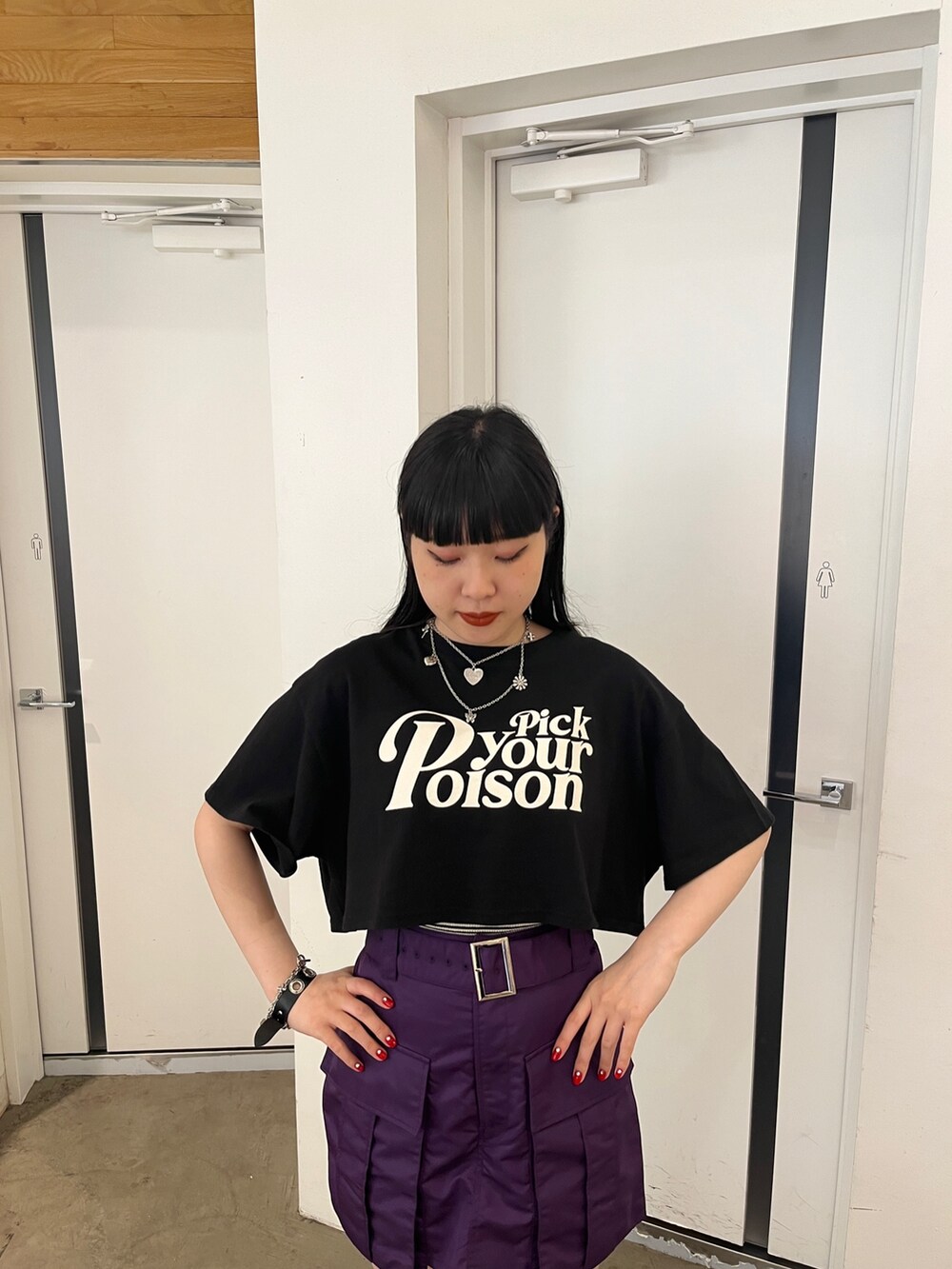 ピンク系のその他パンツ、ブラック系のその他シューズ、ブラック系のTシャツ/カットソーを着用したレディースの夏コーディネートの5枚目の写真