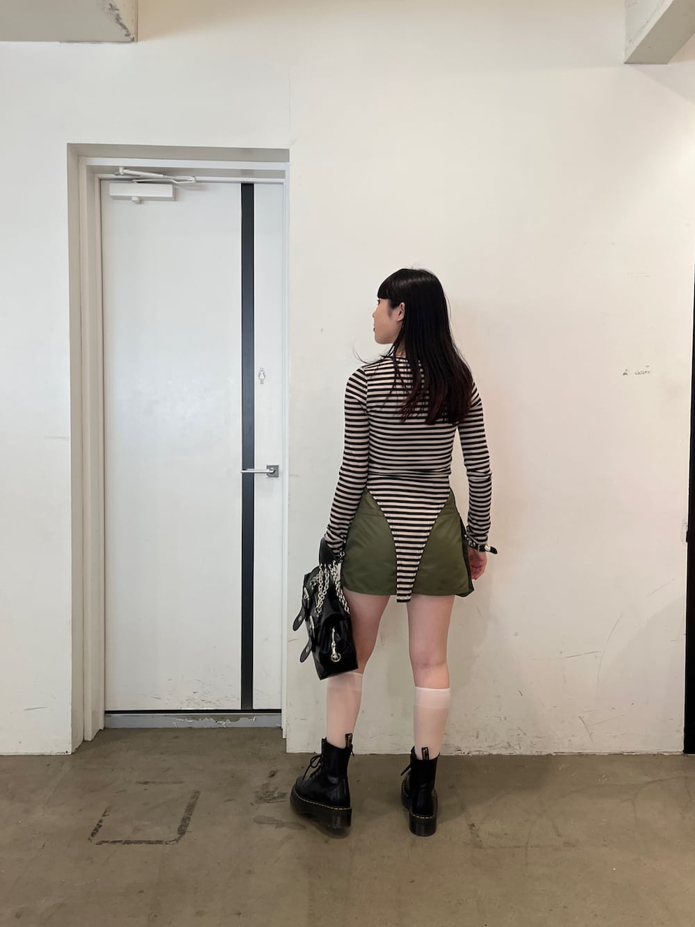 ブルー系のTシャツ/カットソー、ピンク系のその他パンツ、ブラック系のハンドバッグを着用したレディースの夏コーディネートの4枚目の写真