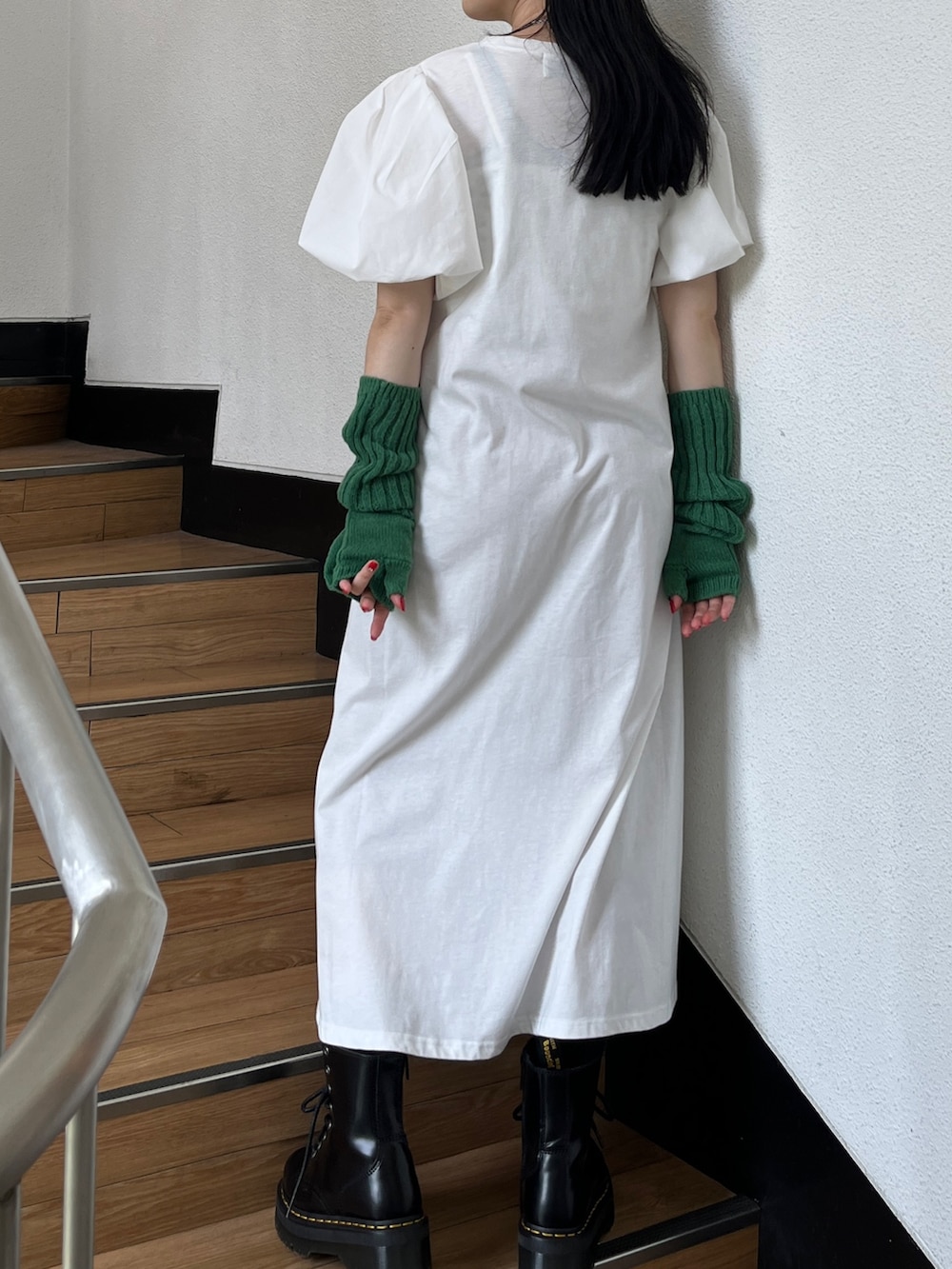 ホワイト系のワンピース、ブラック系のその他シューズ、ブラック系のアームカバーを着用したレディースの秋コーディネートの3枚目の写真