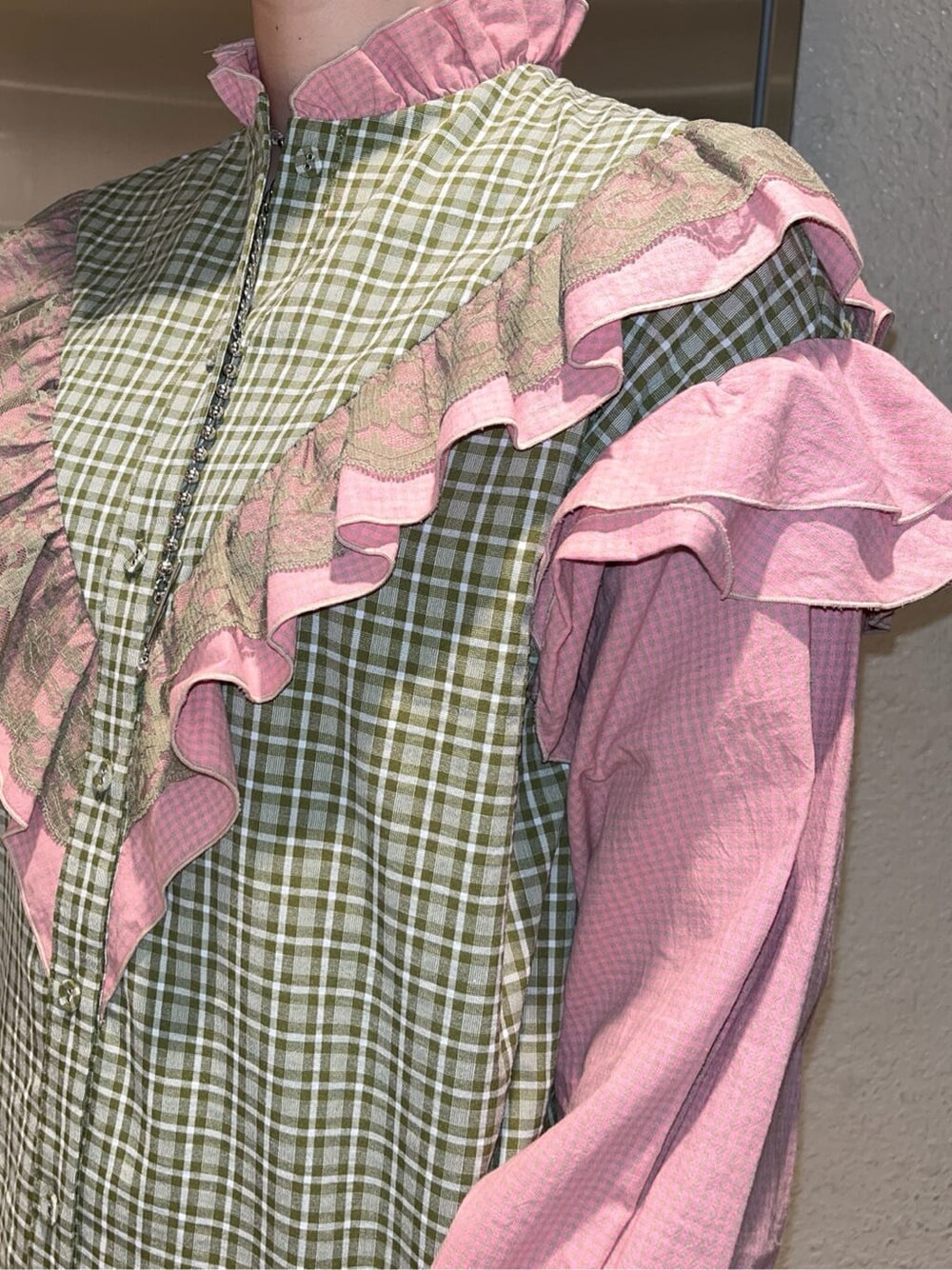 ブラック系のデニムパンツ、グリーン系のライダースジャケット、グリーン系のシャツ/ブラウスを着用したレディースの冬コーディネートの5枚目の写真