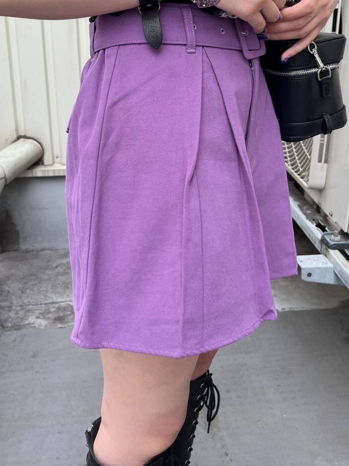 ブラック系のブーツ、ブラック系のショルダーバッグ、ブラック系のTシャツ/カットソーを着用したレディースの夏コーディネートの9枚目の写真