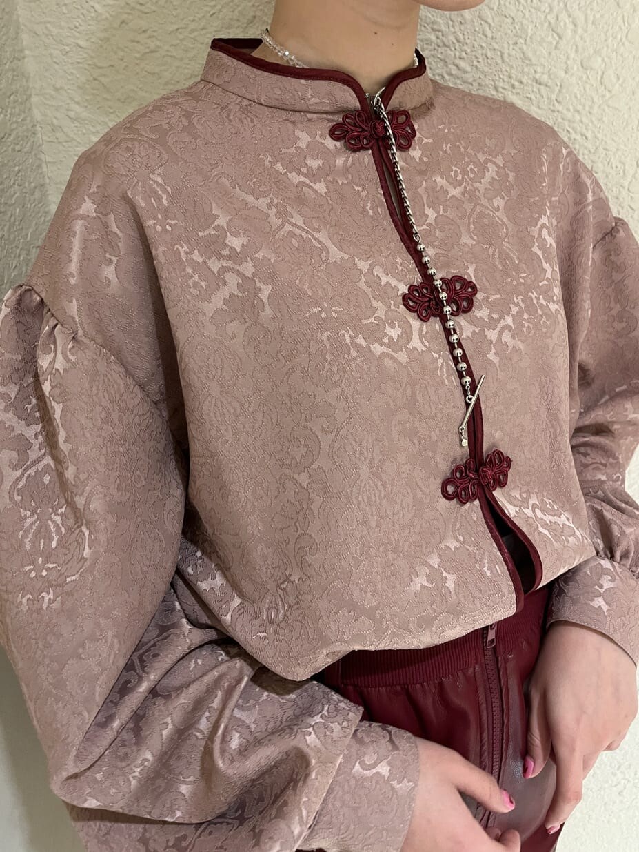 レッド系のスカート、ピンク系のシャツ/ブラウス、ホワイト系のブーツを着用したレディースの冬コーディネートの4枚目の写真