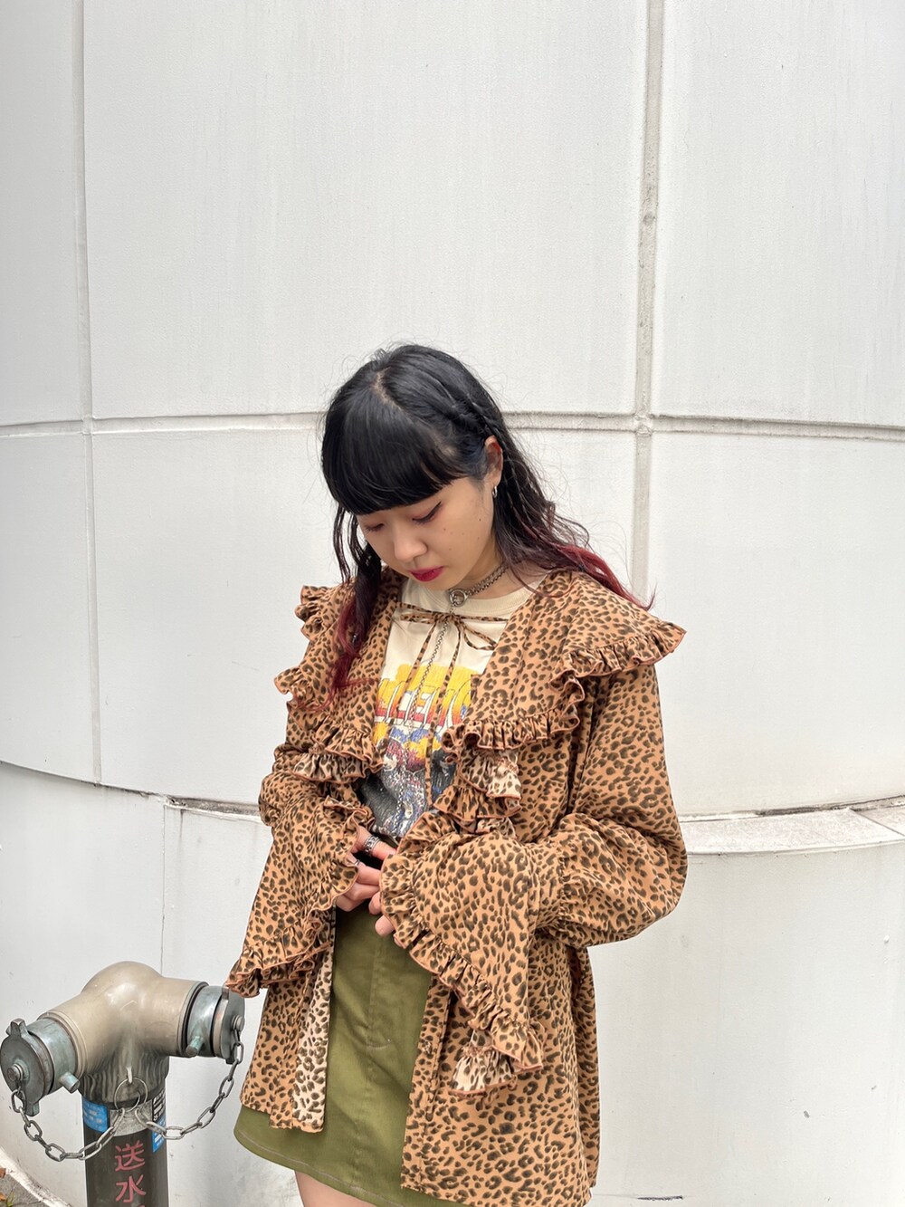 ブラウン系のシャツ/ブラウス、ホワイト系のTシャツ/カットソー、ブラック系のスカートを着用したレディースの冬コーディネートの4枚目の写真