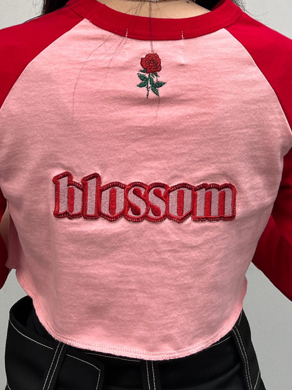 ブラック系のTシャツ/カットソー、ピンク系のTシャツ/カットソー、ブラック系のブーツを着用したレディースの冬コーディネートの8枚目の写真