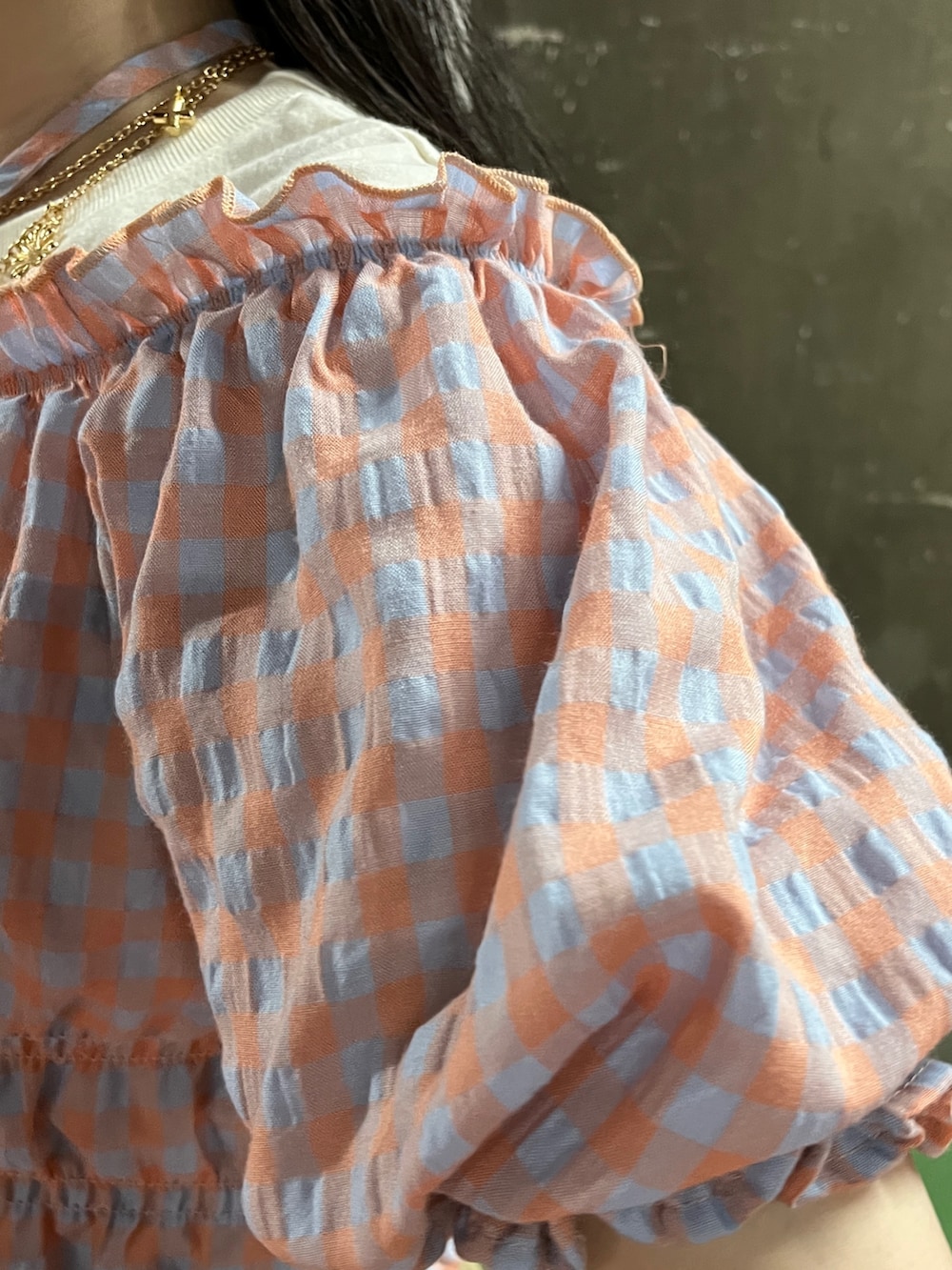 ベージュ系のその他パンツ、ブラック系のブーツ、ホワイト系のTシャツ/カットソーを着用したレディースの夏コーディネートの7枚目の写真