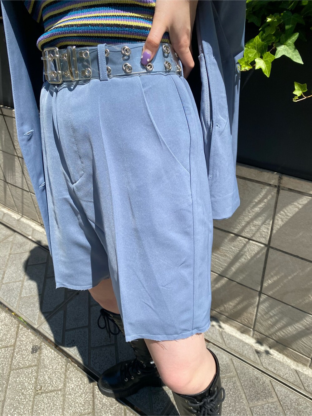 ブルー系のノーカラージャケット、ブルー系のその他パンツを着用したレディースの春コーディネートの6枚目の写真