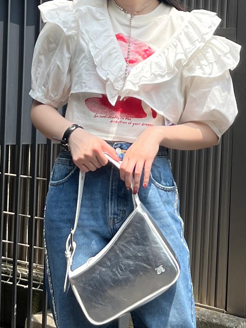 ホワイト系のTシャツ/カットソー、シルバー系のハンドバッグ、ホワイト系のシャツ/ブラウスを着用したレディースの春コーディネートの2枚目の写真