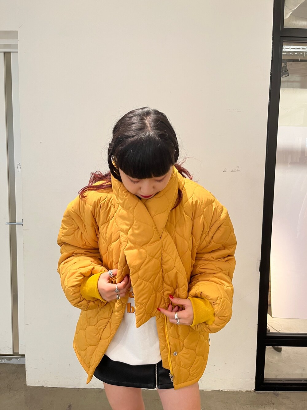 ブラック系のブーツ、グレー系のスウェット、イエロー系のその他アウターを着用したレディースの秋コーディネートの4枚目の写真