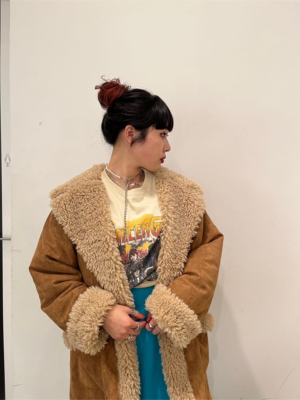 ブラウン系のその他アウター、ブルー系のワンピース、ホワイト系のTシャツ/カットソーを着用したレディースの秋コーディネートの6枚目の写真