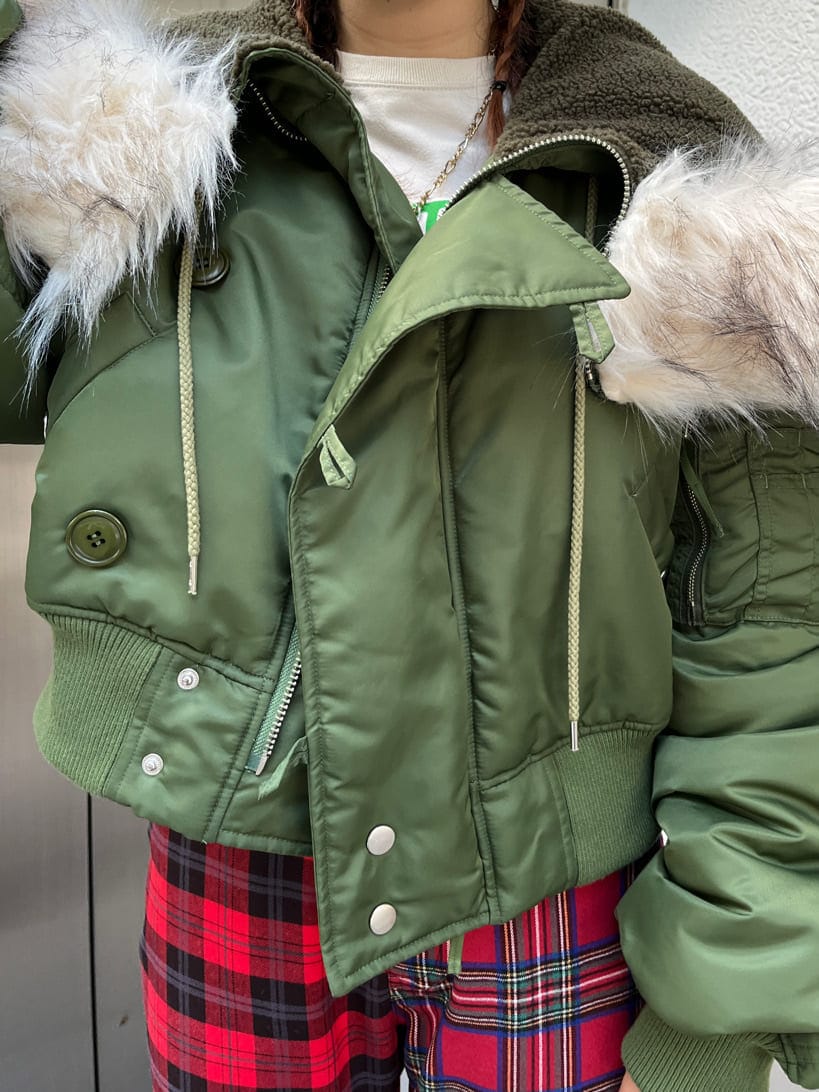 パープル系のその他アウター、ホワイト系のTシャツ/カットソー、ピンク系のハンチング/ベレー帽を着用したレディースの秋コーディネートの6枚目の写真