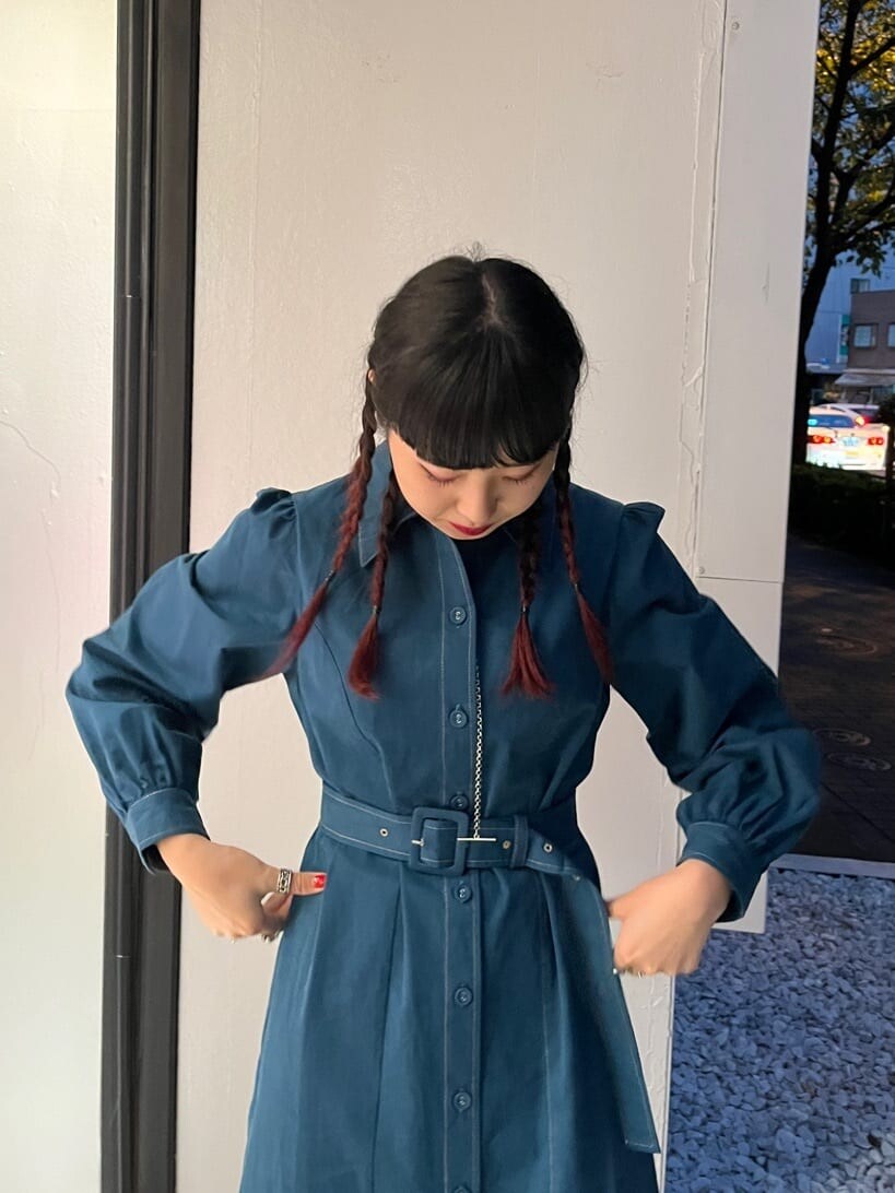 ブルー系のワンピースを着用したレディースの秋コーディネートの3枚目の写真