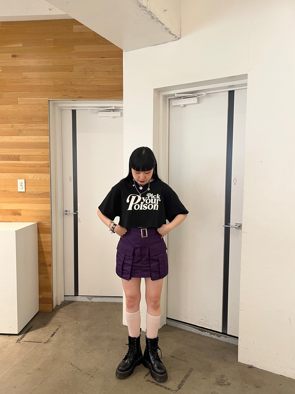ピンク系のその他パンツ、ブラック系のその他シューズ、ブラック系のTシャツ/カットソーを着用したレディースの夏コーディネートの2枚目の写真
