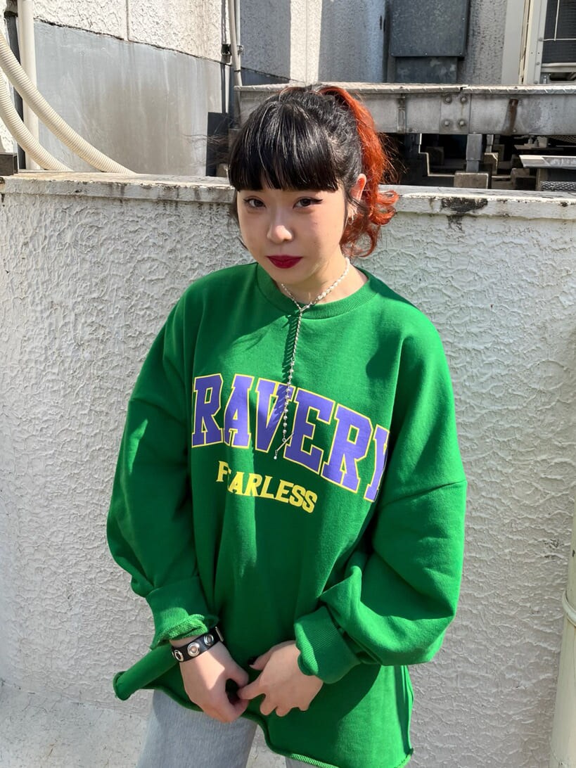 ブルー系のデニムパンツ、グリーン系のスウェットを着用したレディースの春コーディネートの4枚目の写真