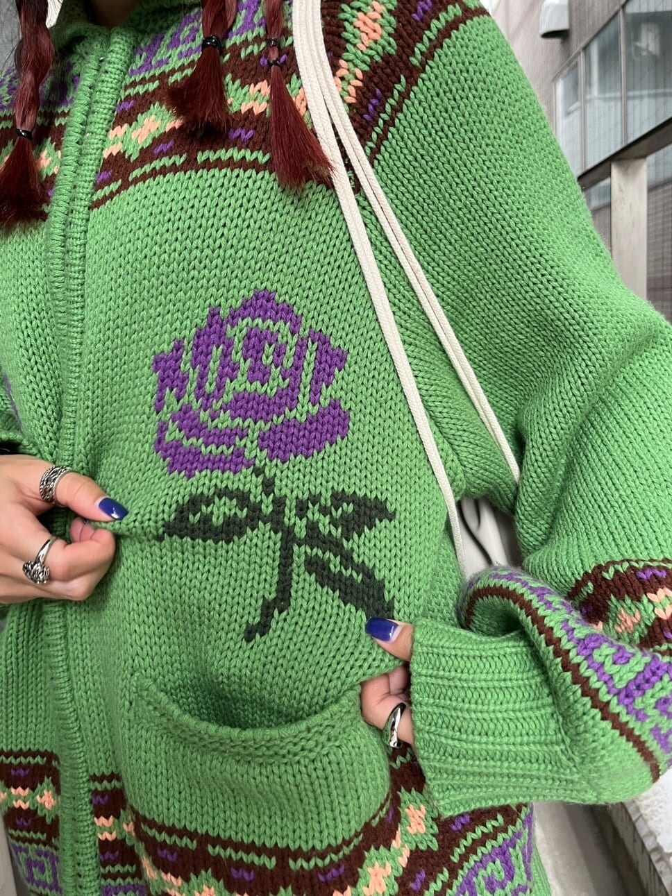 ブラック系のブーツ、ホワイト系のバックパック/リュック、ホワイト系のその他パンツを着用したレディースの夏コーディネートの5枚目の写真