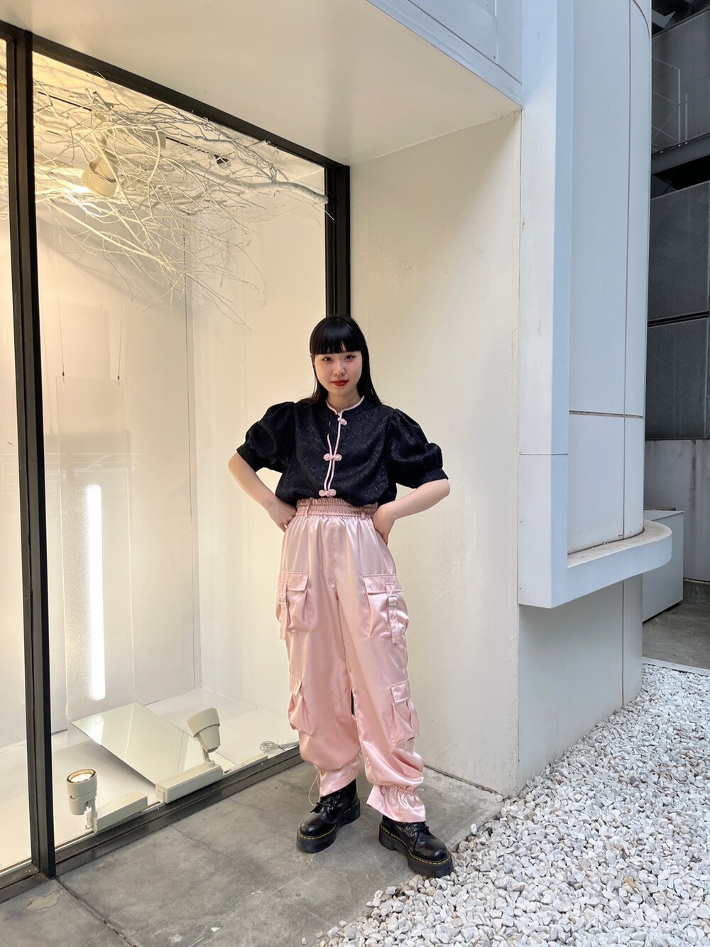 ブラック系のシャツ/ブラウス、ピンク系のカーゴパンツ、ブラック系のその他シューズを着用したレディースの春コーディネートの3枚目の写真