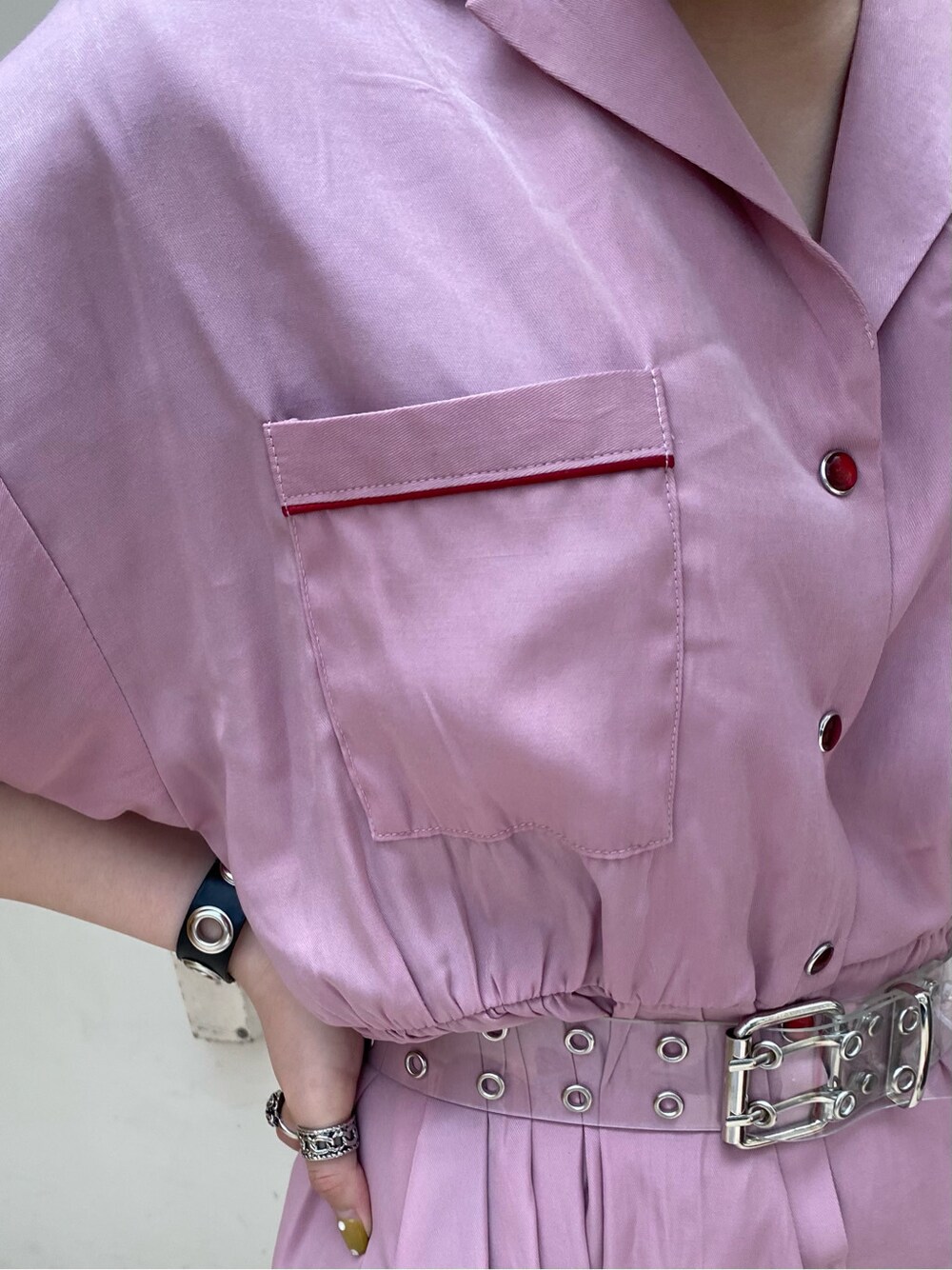 ピンク系のワンピースを着用したレディースの春コーディネートの6枚目の写真