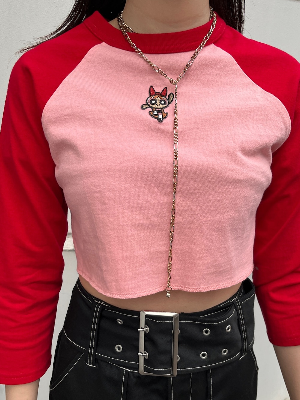 ブラック系のTシャツ/カットソー、ピンク系のTシャツ/カットソー、ブラック系のブーツを着用したレディースの冬コーディネートの6枚目の写真