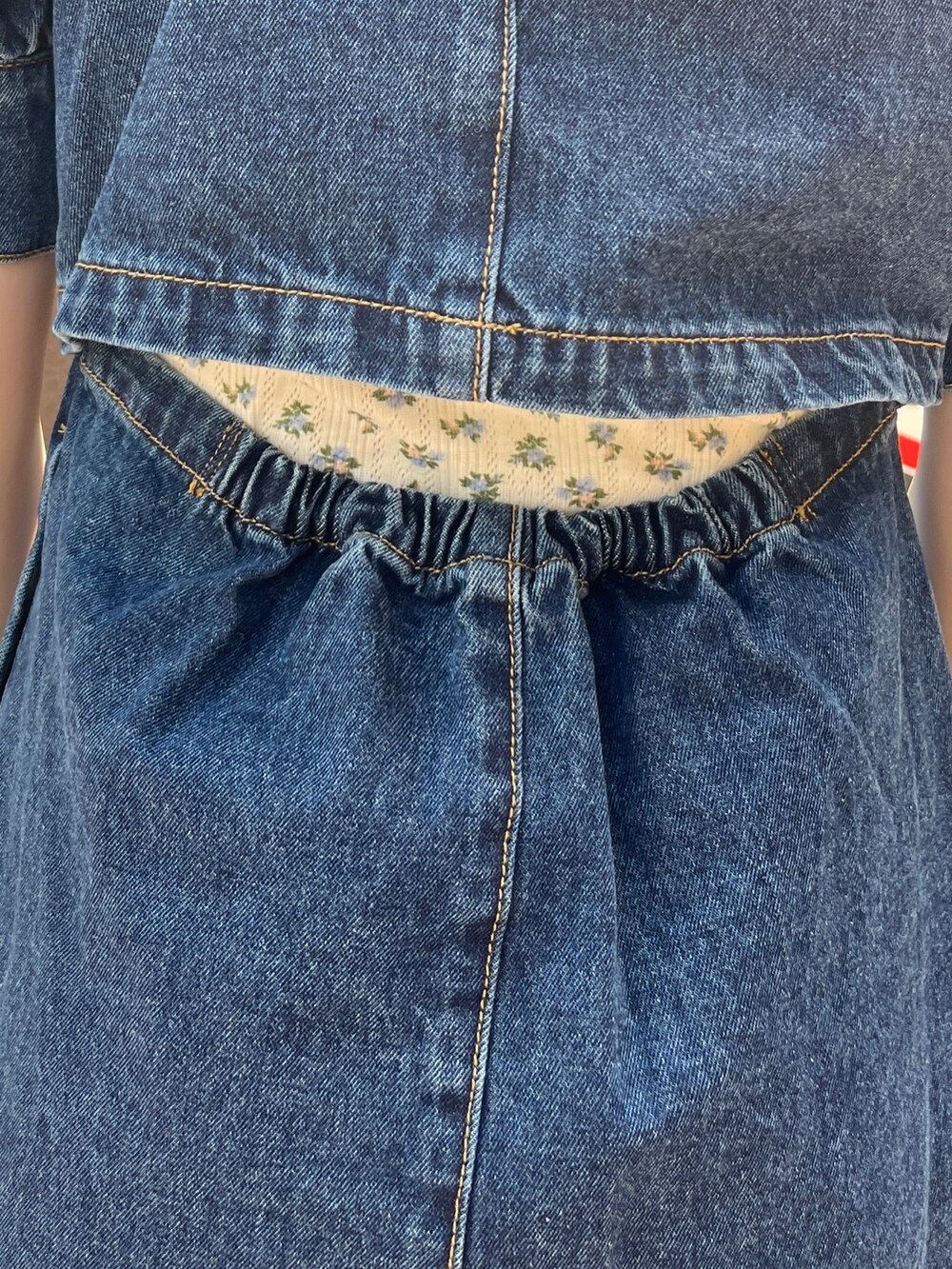 ホワイト系のショルダーバッグ、ブラック系のブーツ、ブルー系のワンピースを着用したレディースの春コーディネートの7枚目の写真