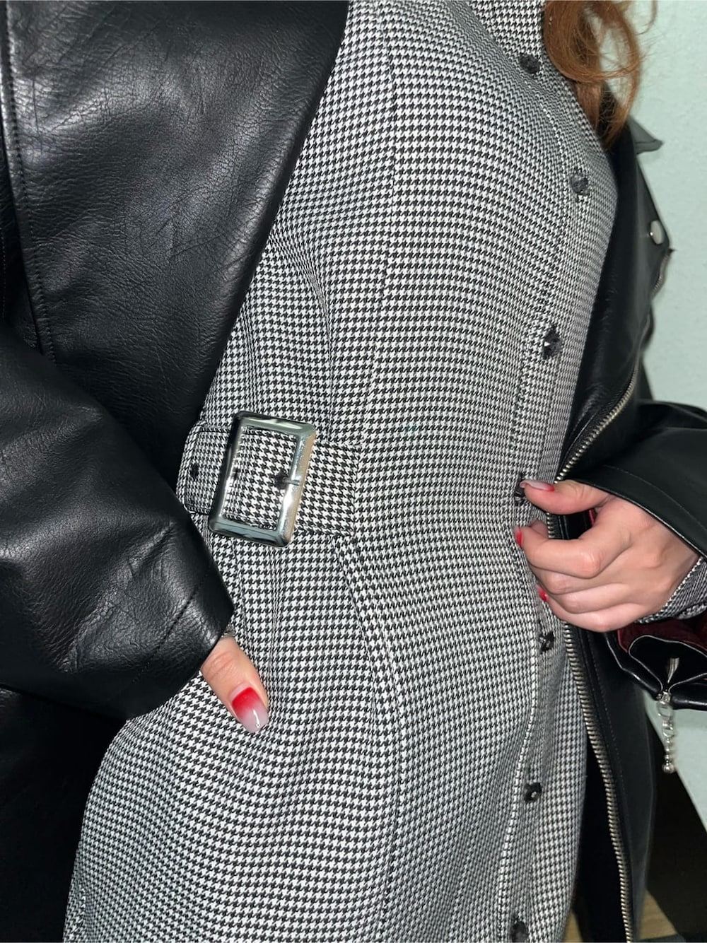 ブラック系のライダースジャケット、その他のワンピースを着用したレディースの秋コーディネートの3枚目の写真