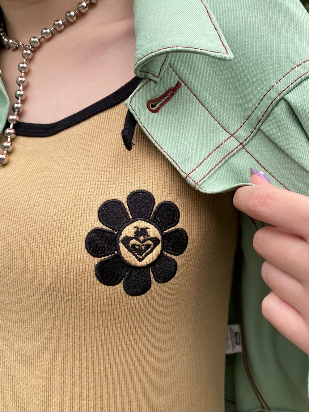 グリーン系のデニムジャケット、ベージュ系のチュニックを着用したレディースの春コーディネートの4枚目の写真