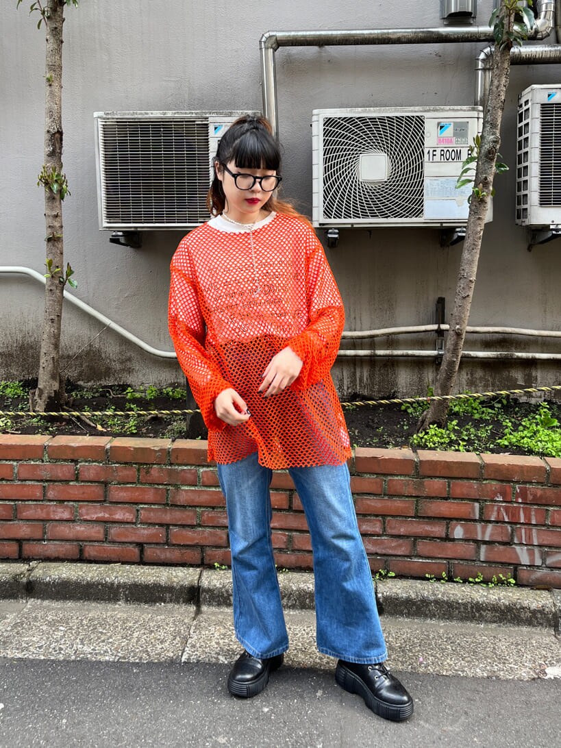 オレンジ系のTシャツ/カットソー、ホワイト系のTシャツ/カットソー、ブラック系のサングラスを着用したレディースの春コーディネートの2枚目の写真