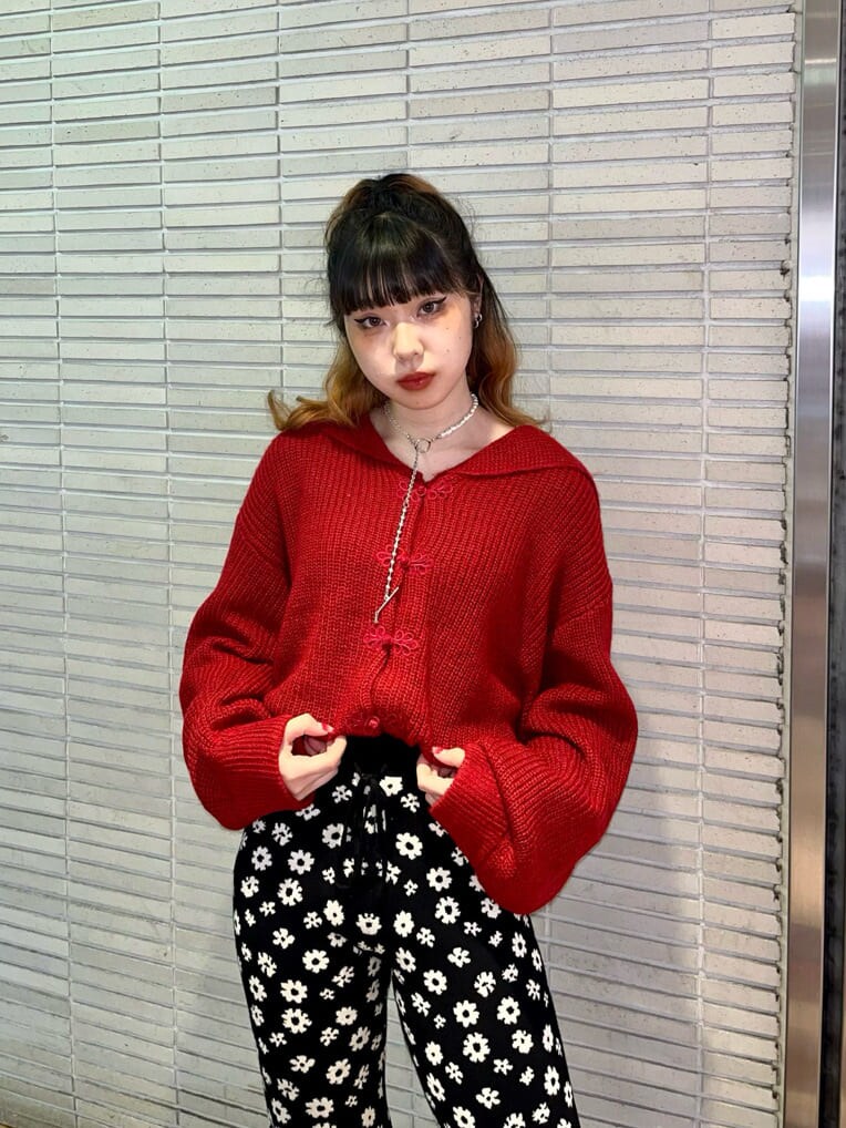 ブラック系のその他パンツ、レッド系のニット/セーターを着用したレディースの冬コーディネートの3枚目の写真