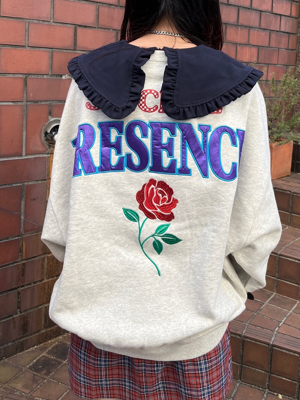 グレー系のTシャツ/カットソー、ブルー系のワンピース、ブラック系のブーツを着用したレディースの秋コーディネートの10枚目の写真