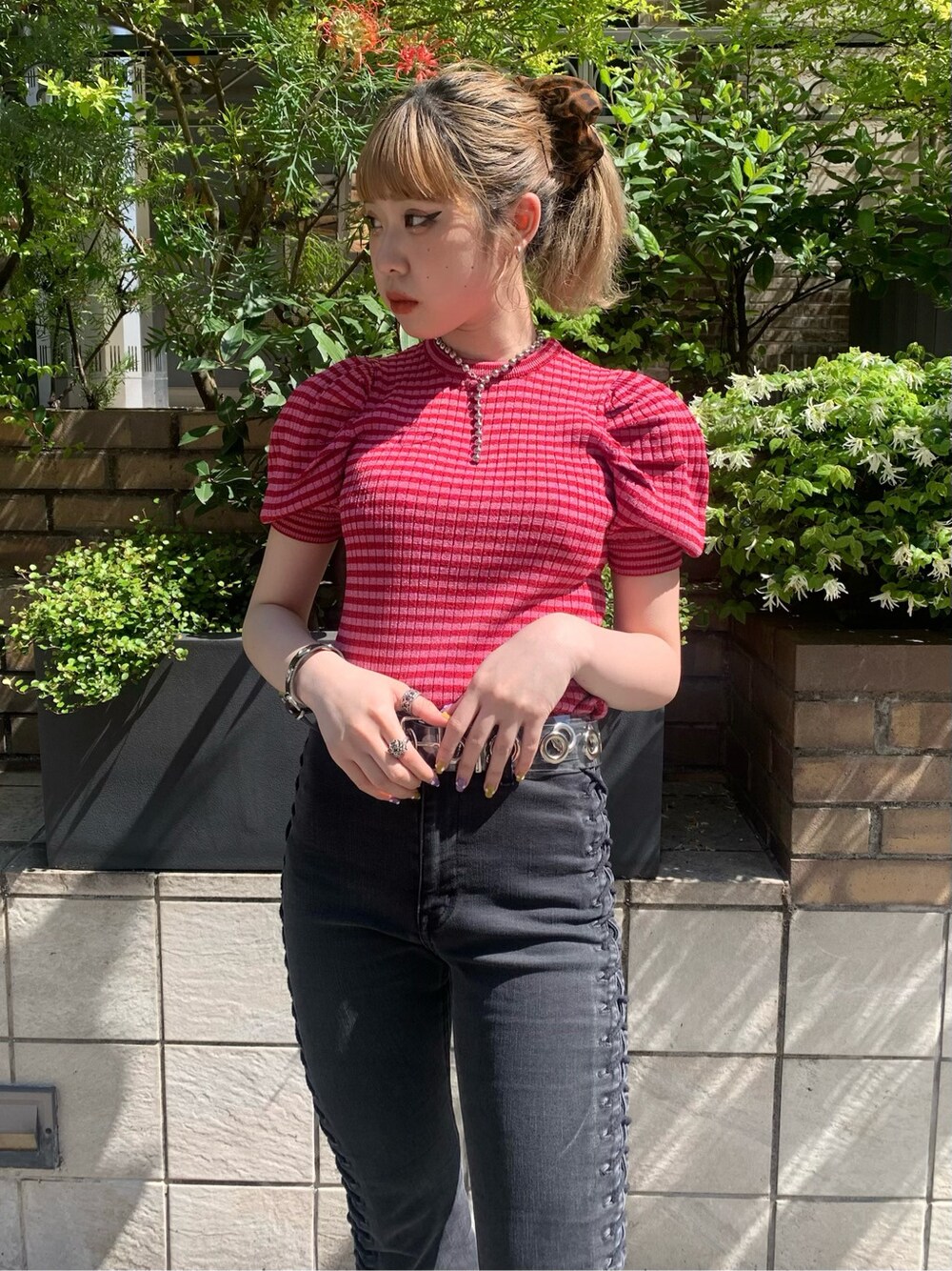 パープル系のニット/セーターを着用したレディースの春コーディネートの3枚目の写真