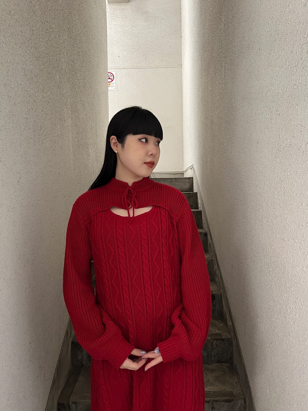 グレー系のテーラードジャケット、レッド系のワンピース、ブラック系のその他シューズを着用したレディースの秋コーディネートの7枚目の写真