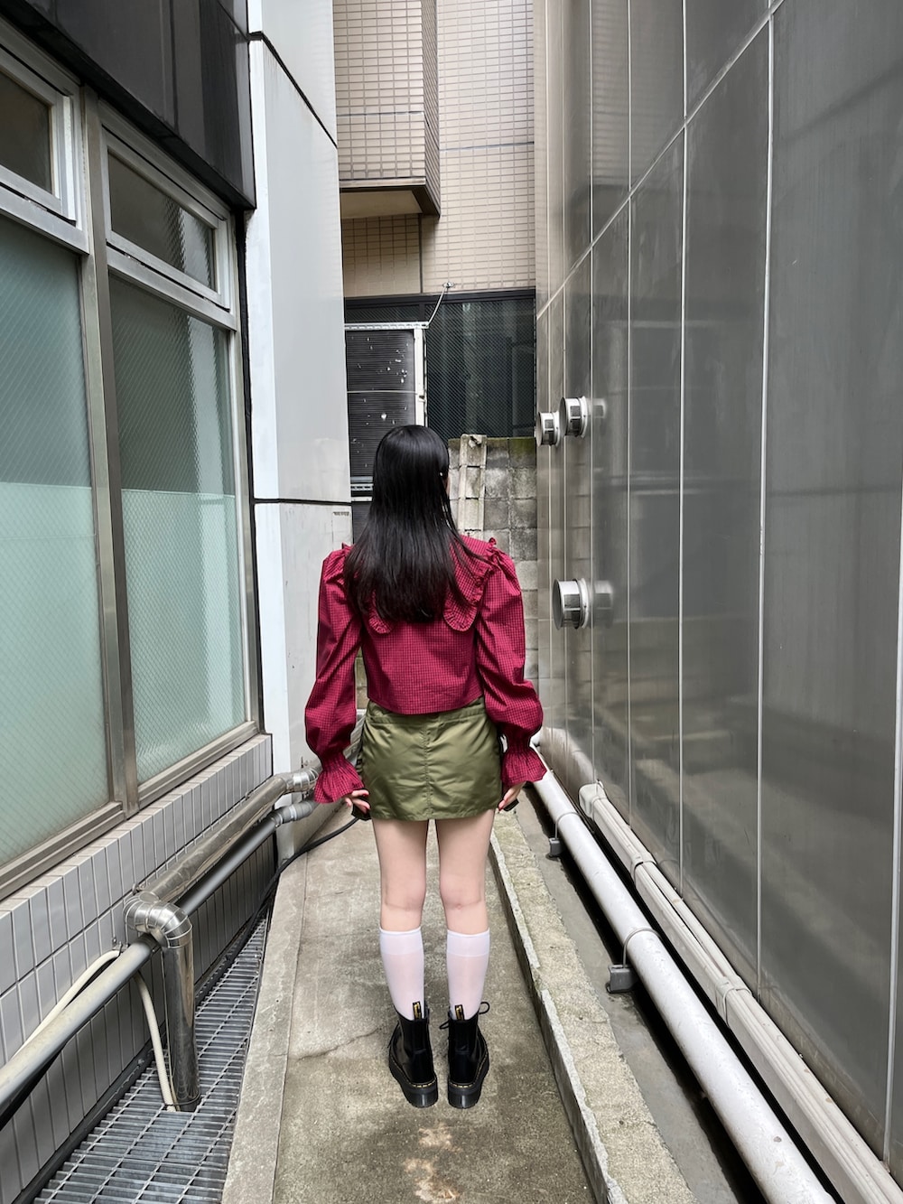 ピンク系のその他パンツ、レッド系のシャツ/ブラウス、ブラック系のTシャツ/カットソーを着用したレディースの夏コーディネートの3枚目の写真