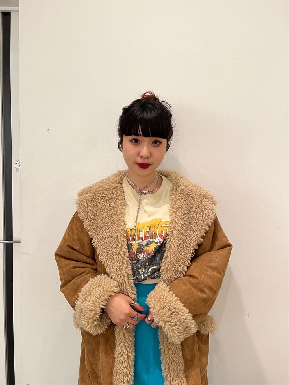 ブラウン系のその他アウター、ブルー系のワンピース、ホワイト系のTシャツ/カットソーを着用したレディースの秋コーディネートの5枚目の写真