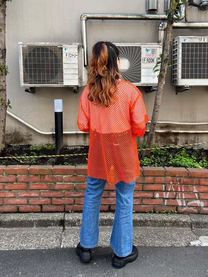 オレンジ系のTシャツ/カットソー、ホワイト系のTシャツ/カットソー、ブラック系のサングラスを着用したレディースの春コーディネートの3枚目の写真