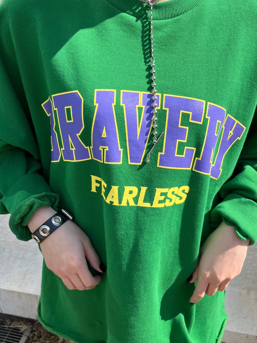 ブルー系のデニムパンツ、グリーン系のスウェットを着用したレディースの春コーディネートの6枚目の写真