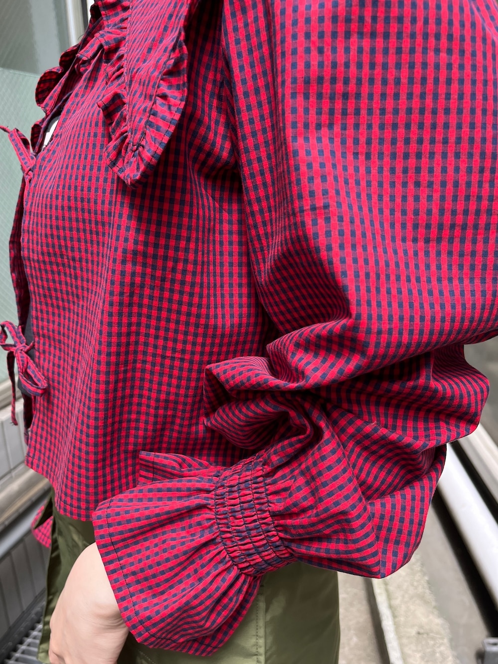 ピンク系のその他パンツ、レッド系のシャツ/ブラウス、ブラック系のTシャツ/カットソーを着用したレディースの夏コーディネートの8枚目の写真