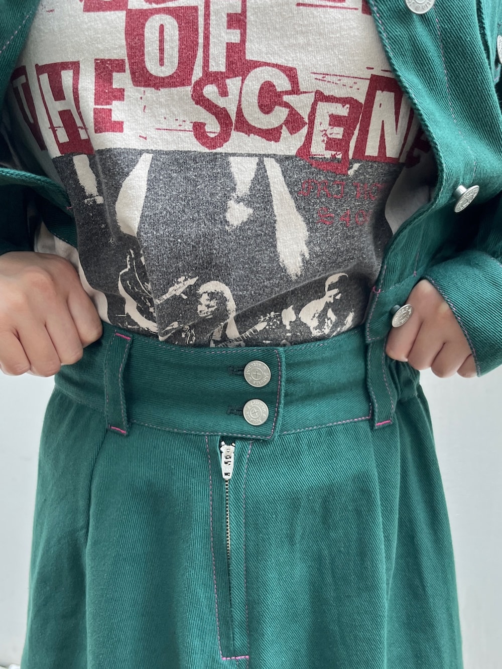 ホワイト系のTシャツ/カットソー、ブラック系のブーツ、グリーン系のワンピースを着用したレディースの夏コーディネートの7枚目の写真