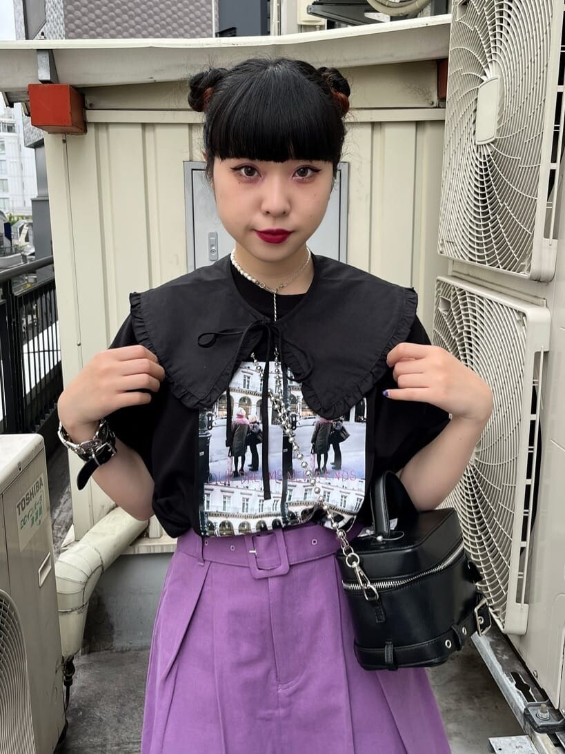 ブラック系のブーツ、ブラック系のショルダーバッグ、ブラック系のTシャツ/カットソーを着用したレディースの夏コーディネートの2枚目の写真