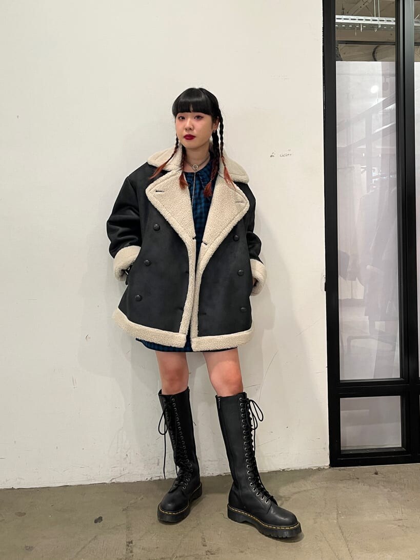 ホワイト系のブルゾン、ブルー系のワンピースを着用したレディースの秋コーディネートの2枚目の写真